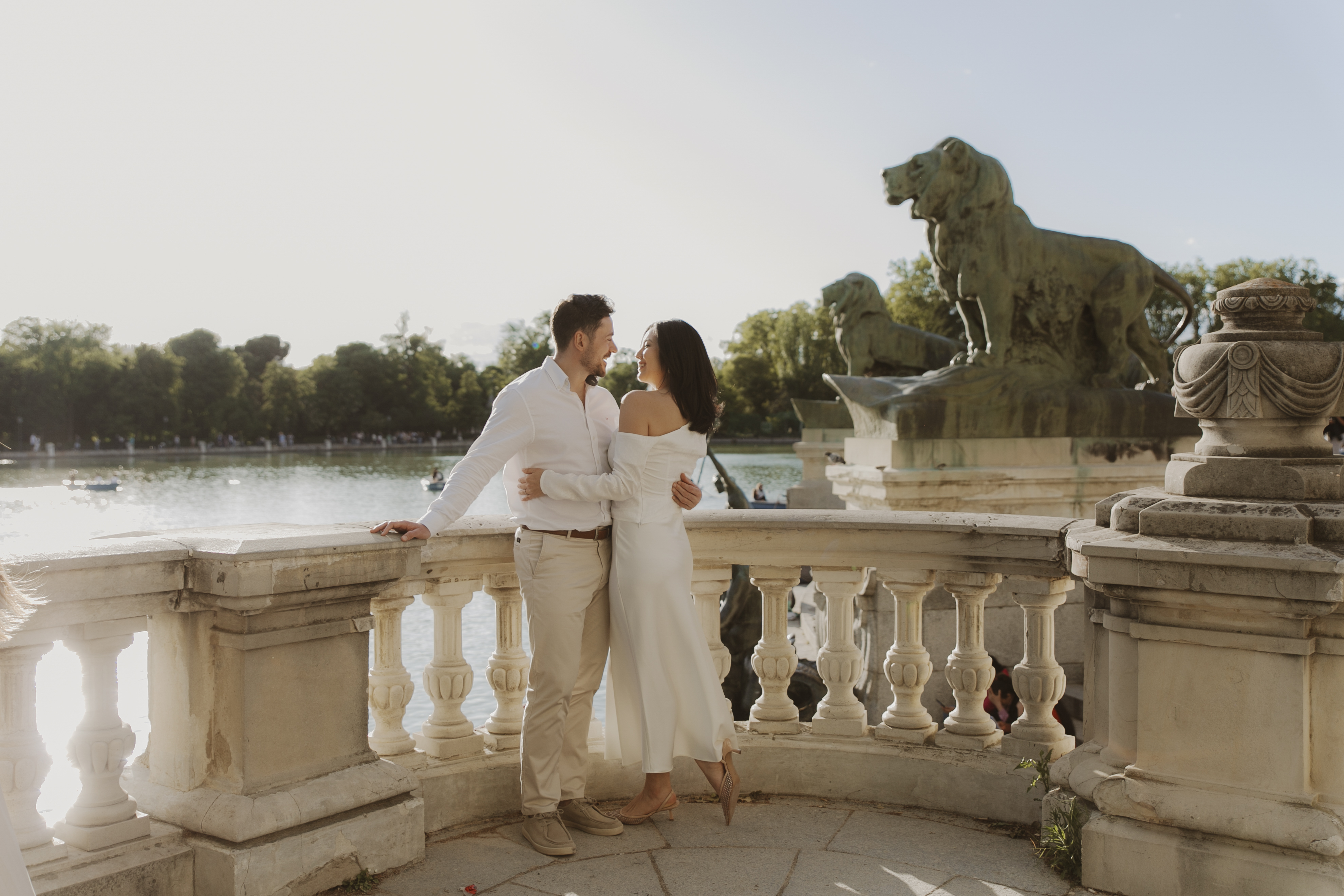 golden hour engagement photoshoot at retiro park