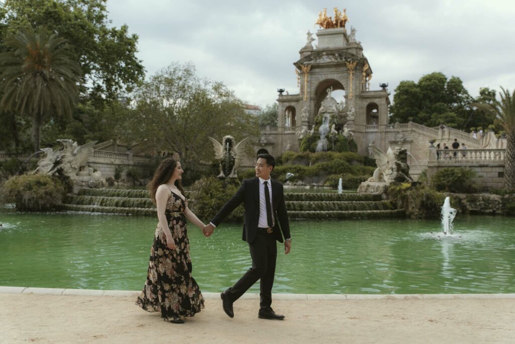 fotografia natural de pareja en el parque de la ciudadela de barcelona