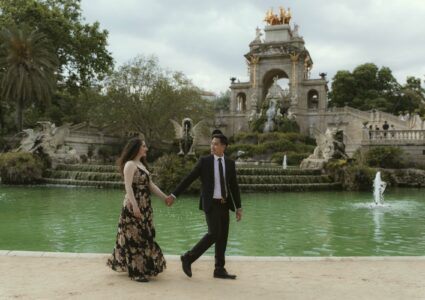 fotografia natural de pareja en el parque de la ciudadela de barcelona