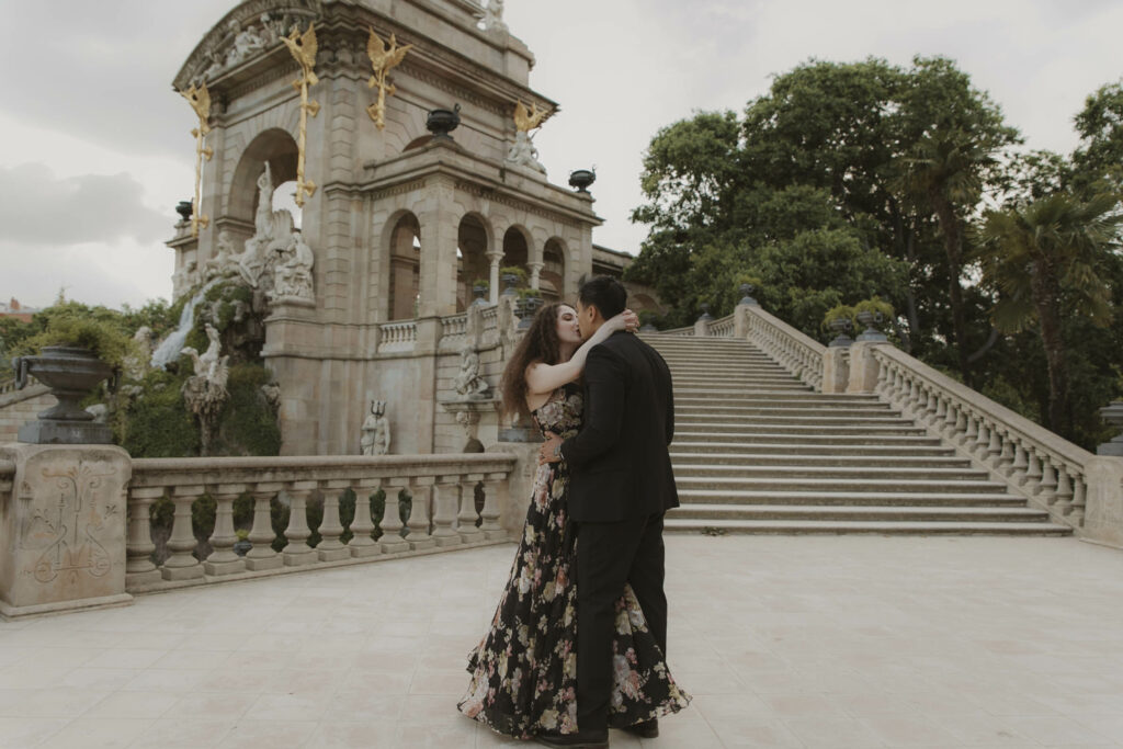 engagement photoshoot in barcelona, ciudadela park