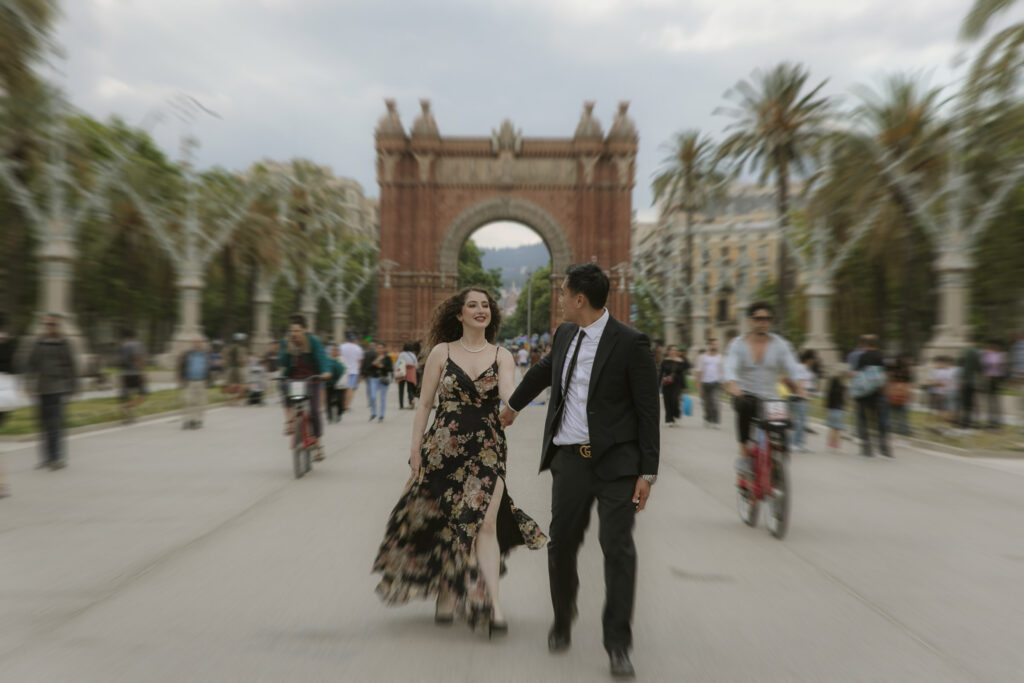 sesion de pareja en barcelona ciudad con el arco del triunfo en el fondo