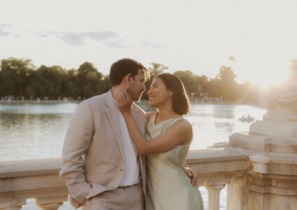 sesion de fotos de pareja al atardecer en el lago del retiro, madrid