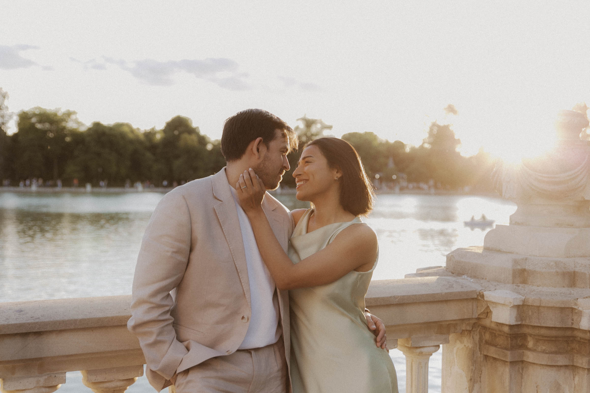 BO7A3149 sesion de fotos de pareja al atardecer en el lago del retiro, madrid