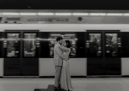 sesion de pareja en el metro de madrid en blanco y negro