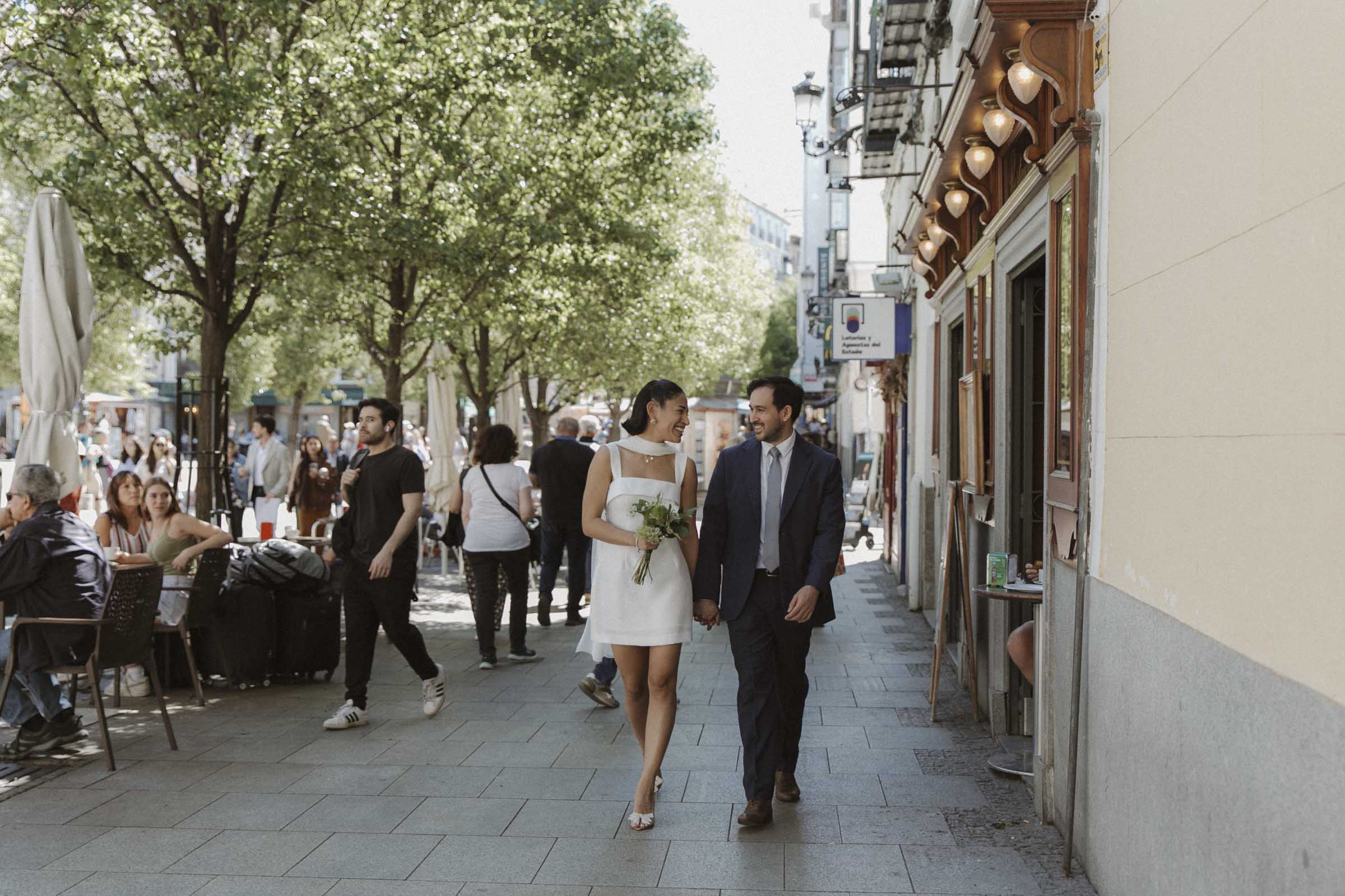 engagement session around the old streets at madrid city