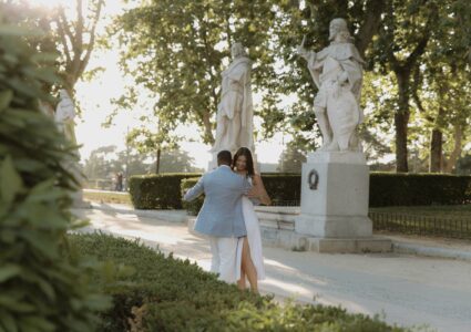 sesion de fotos de pareja en la plaza de oriente de madrid