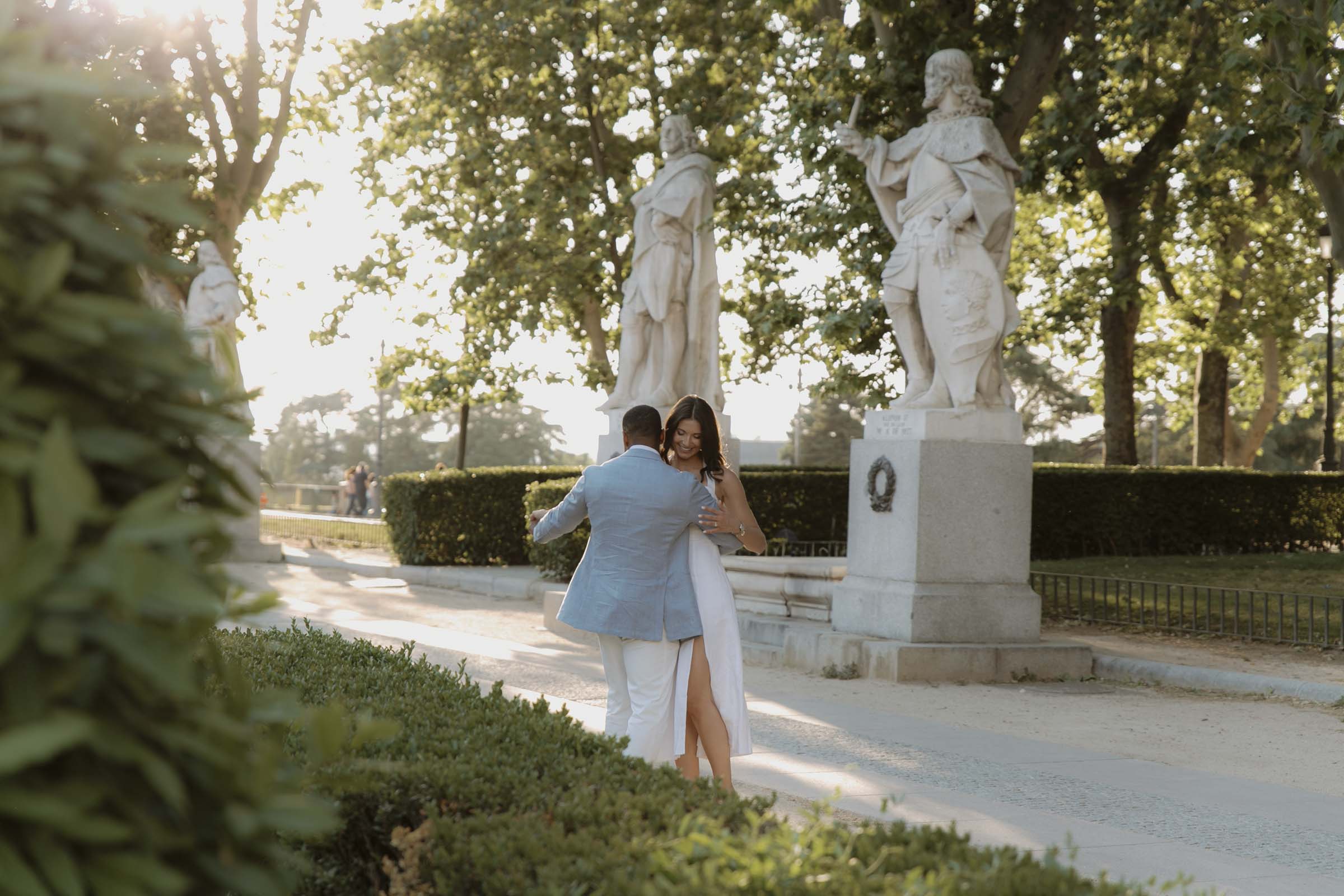 BO7A8980 sesion de fotos de pareja en la plaza de oriente de madrid