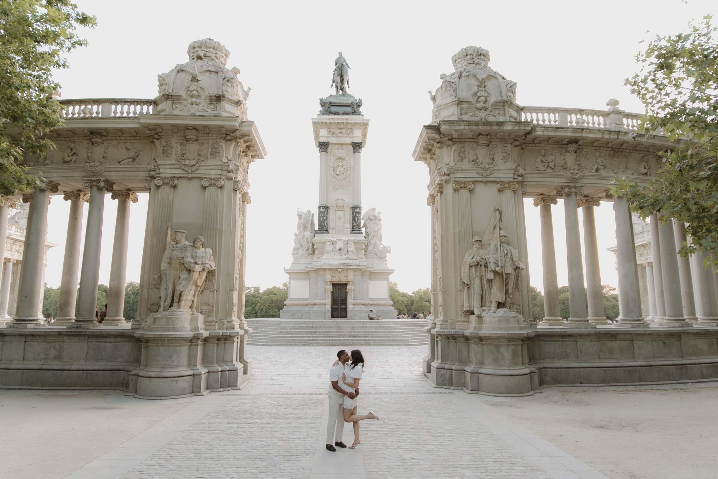 fotografia de parejas y elopement en el parque del retiro al atardecer sin gente