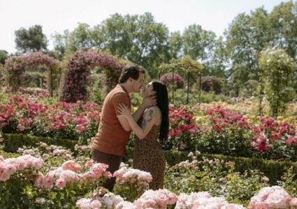 fotografia de preboda en la rosaleda del retiro de madrid