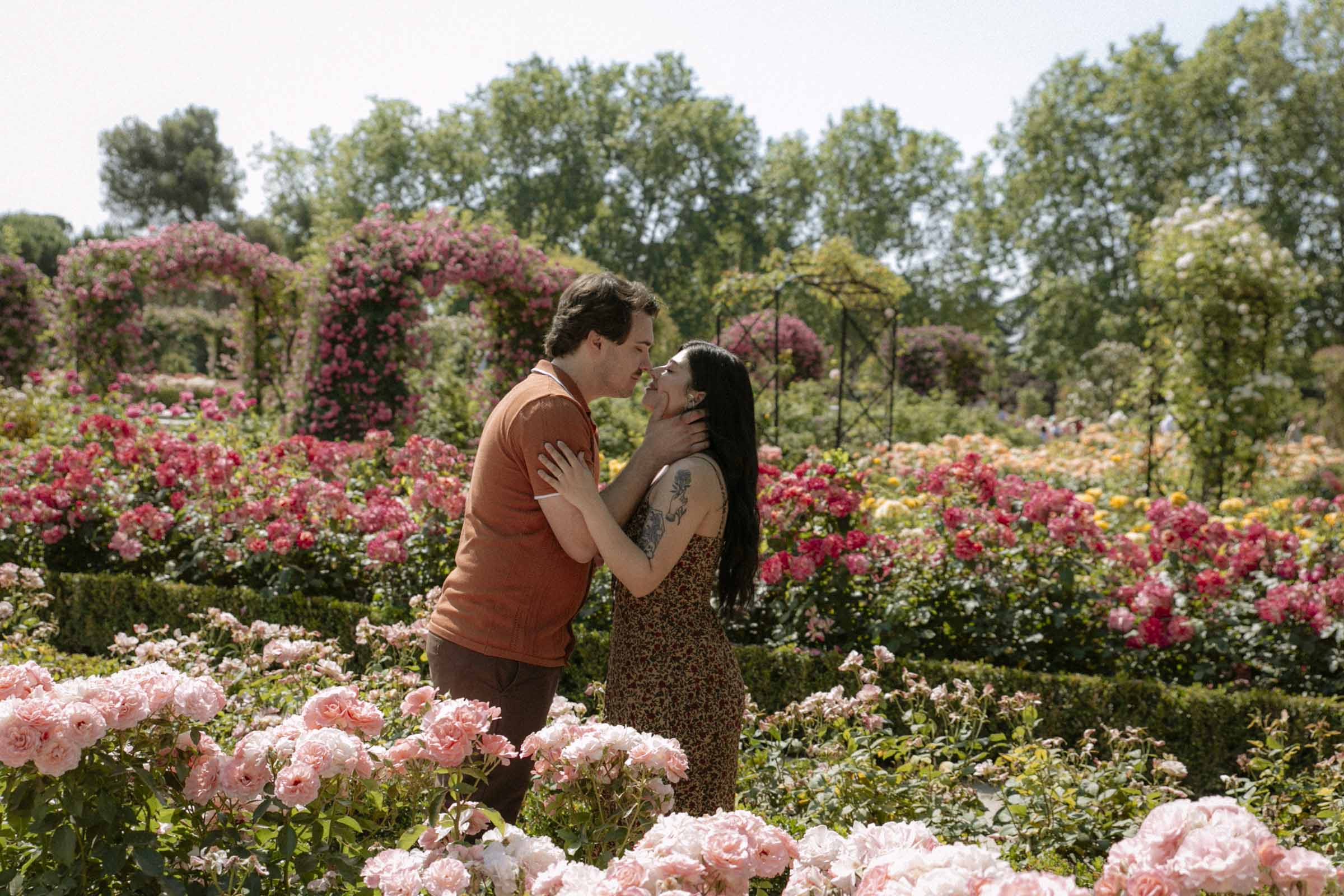 fotografia de preboda en la rosaleda del retiro de madrid