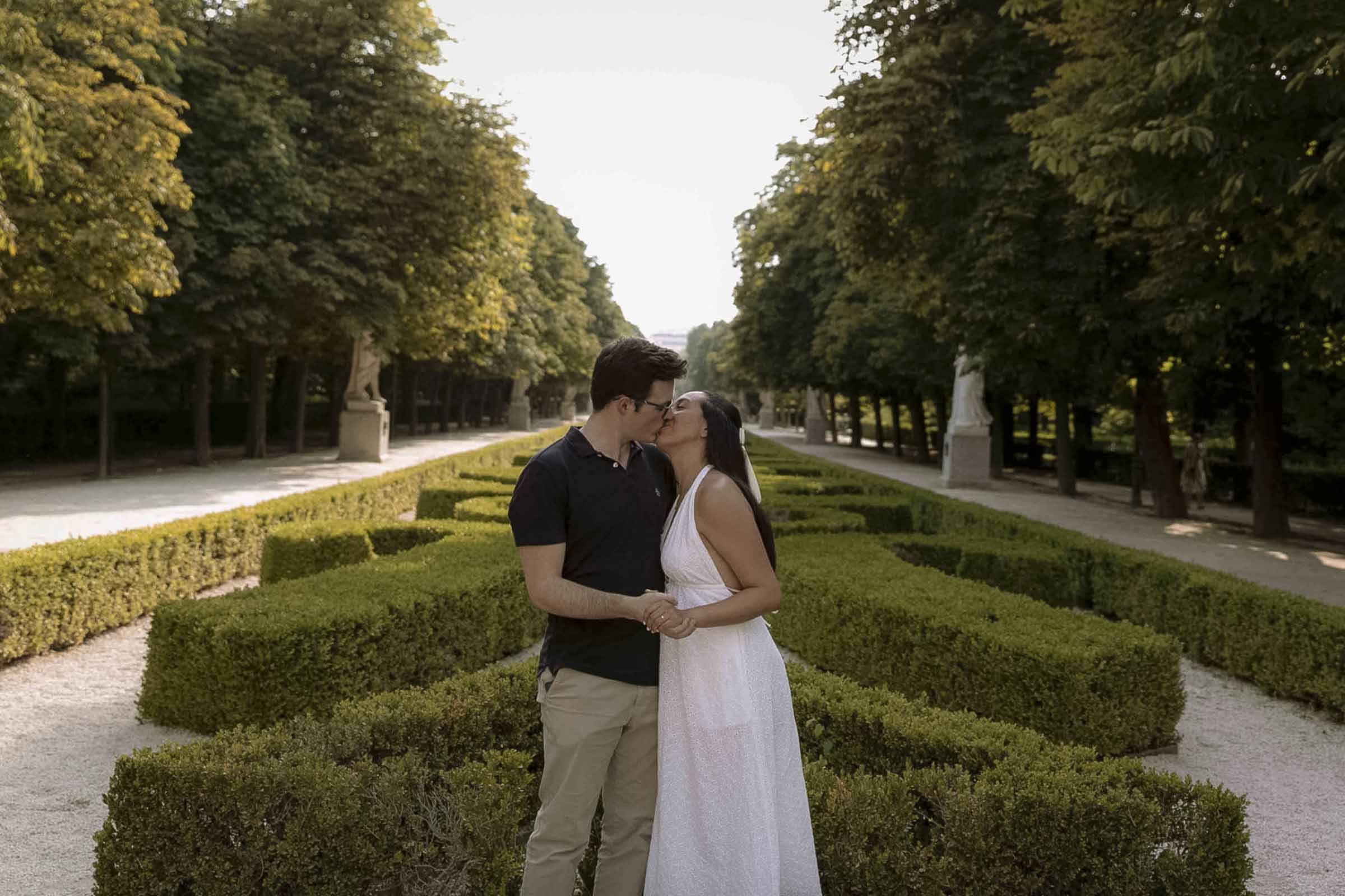 fotografia de elopement y bodas intimas en el parque del retiro de madrid