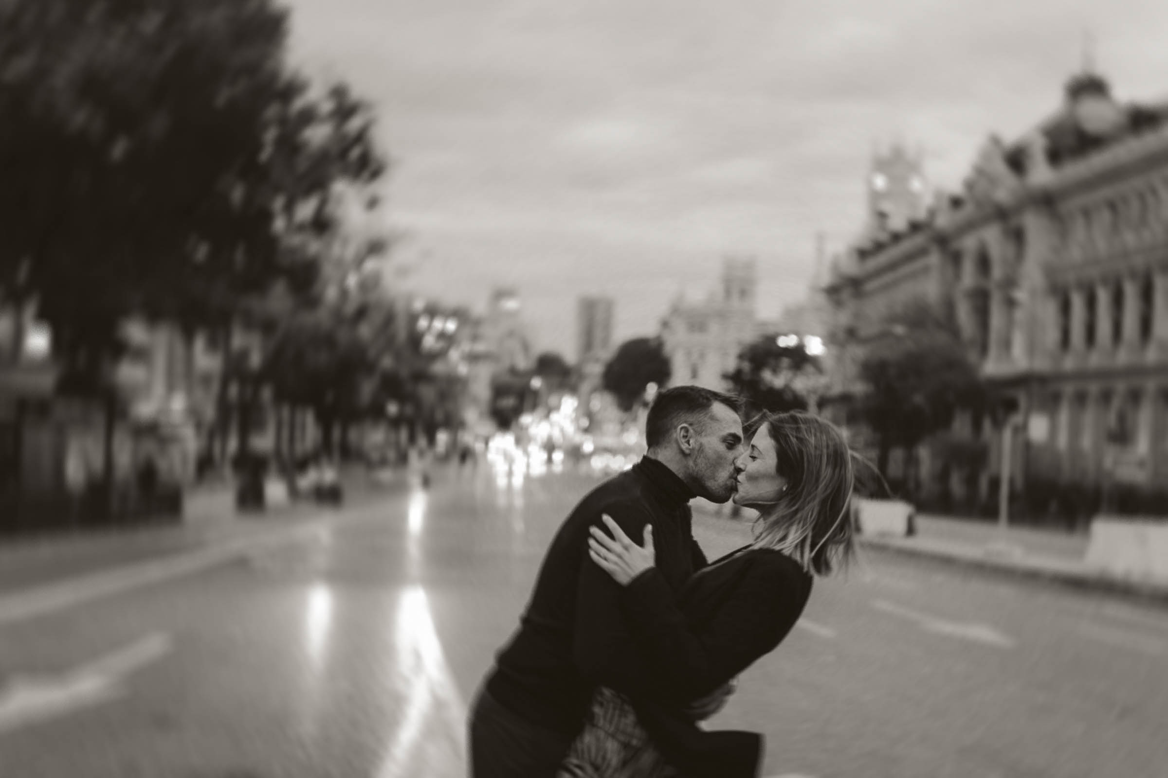 sesion de fotos de preboda en la gran via de madrid por la noche y sin gente