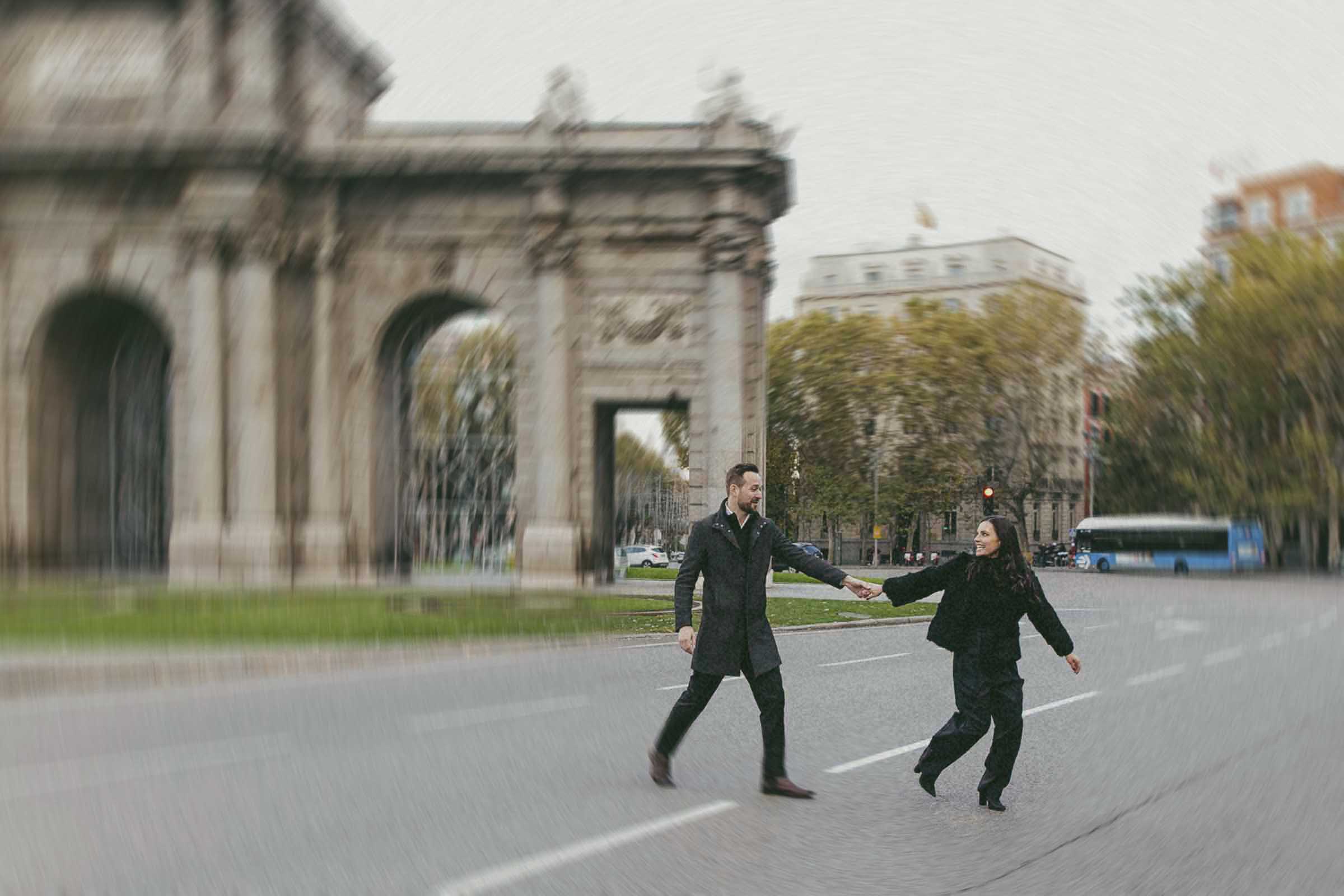 sesion de fotos de pareja preboda en la puerta de alcala de madrid