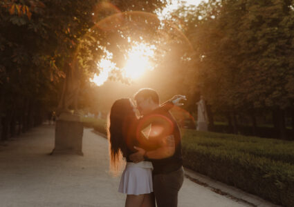engagement photography session madrid at sunset at retiro park