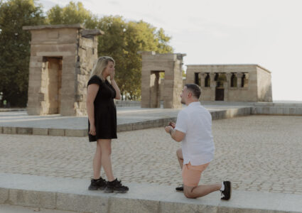 surprise proposal photos at templo de debod in madrid, spain