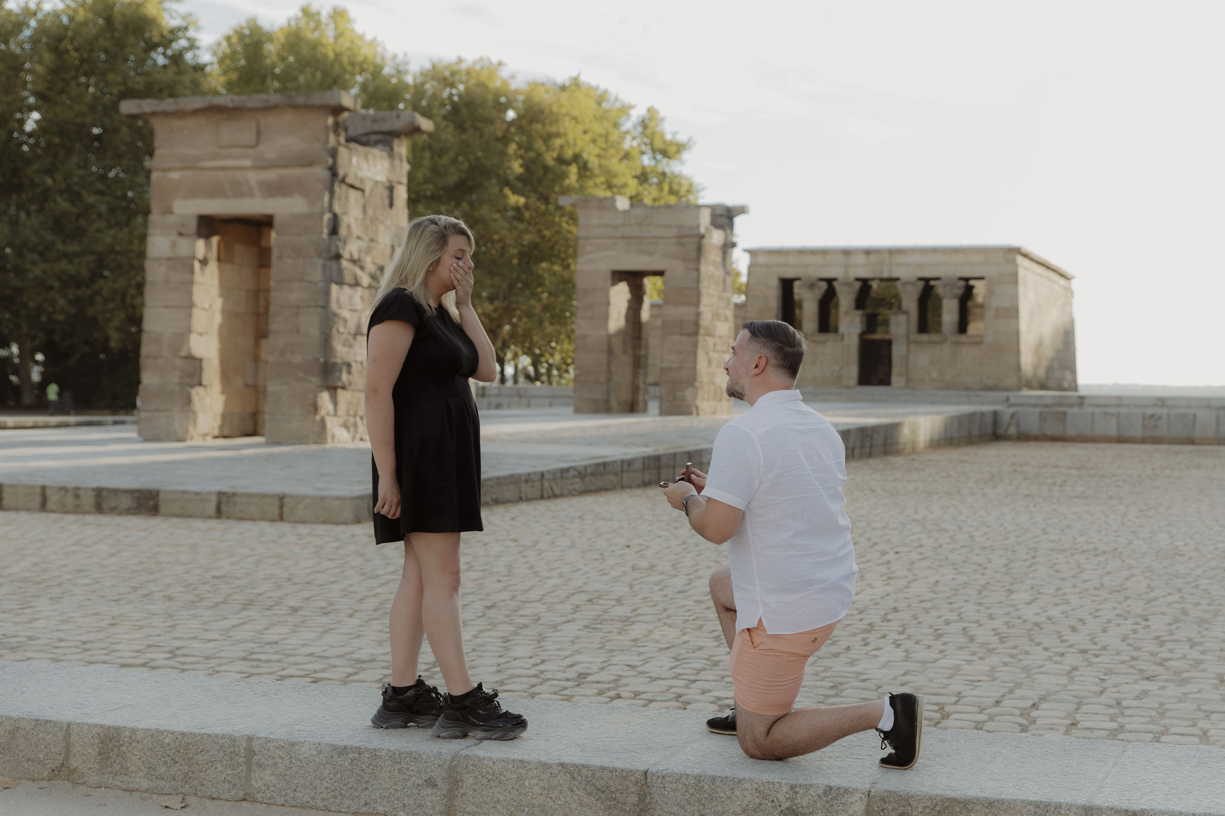 surprise proposal photos at templo de debod in madrid, spain