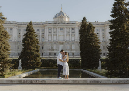 propuesta de matrimonio con fotografa paparazzi en los jardines de sabatini en madrid