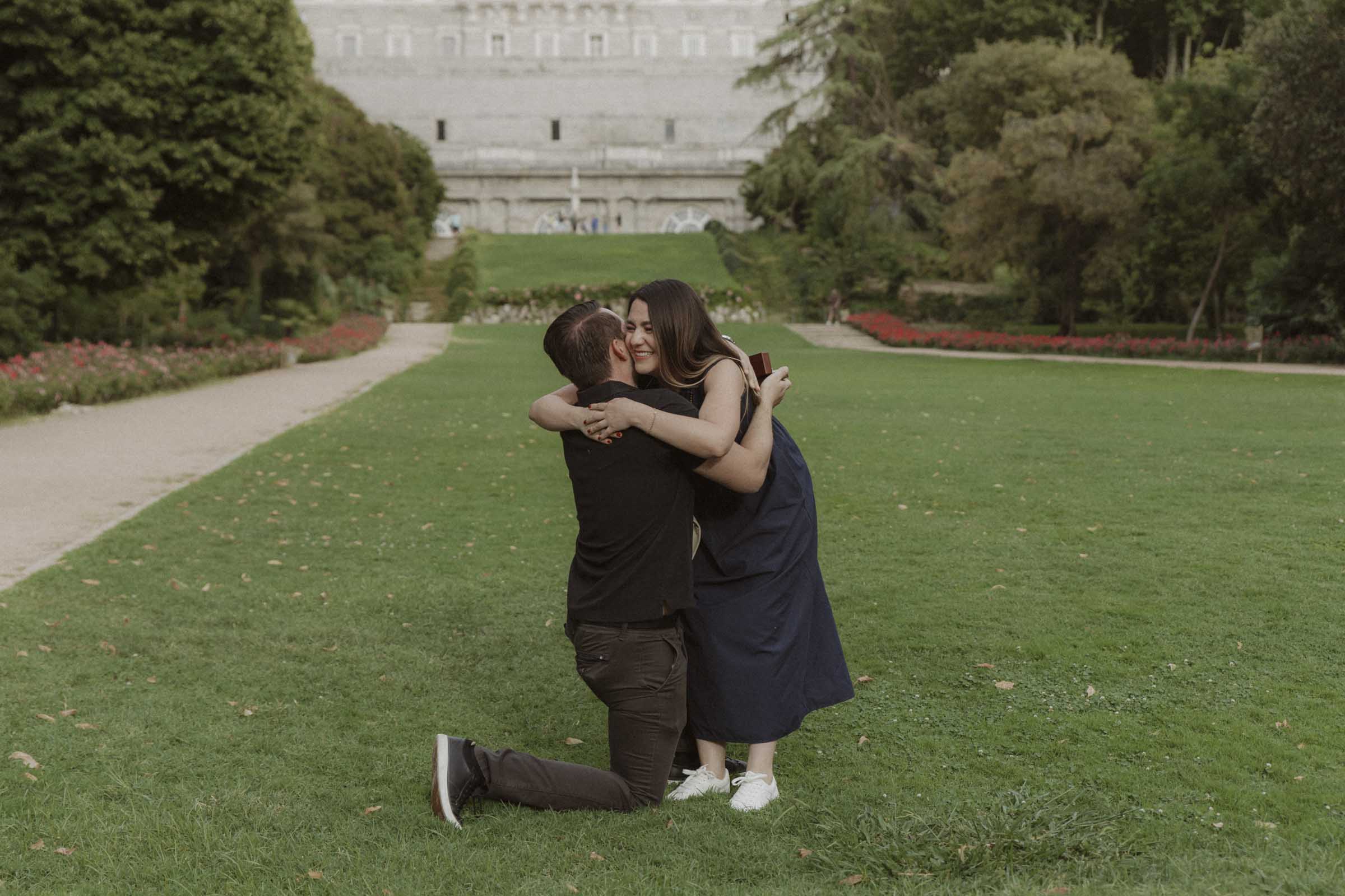 marriage proposal photography in campo del moro gardens in madrid