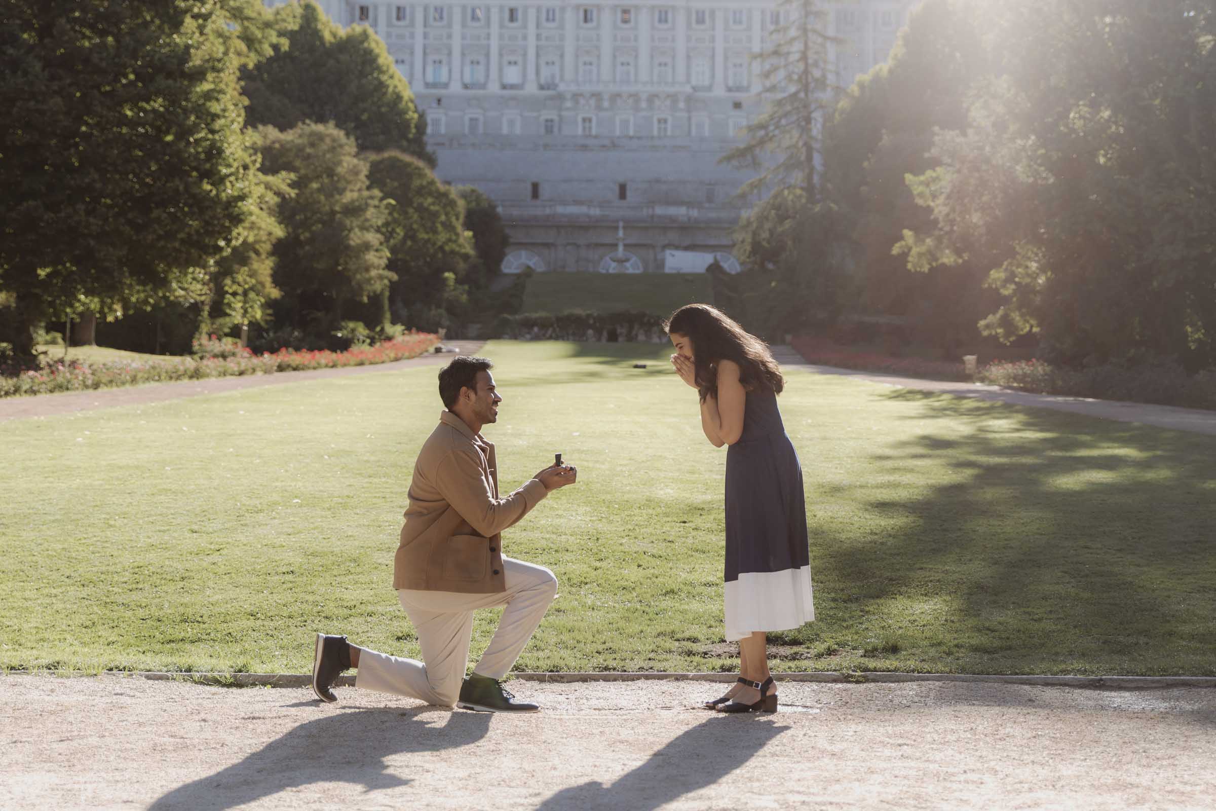 propuesta de matrimonio en los jardines del campo del moro de madrid
