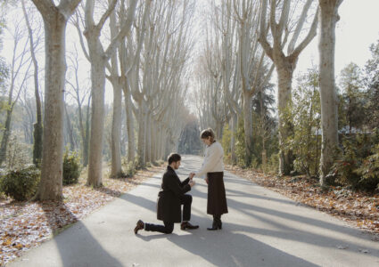 propuesta de matirmonio sorpresa con fotografa paparazzi en madrid, españa