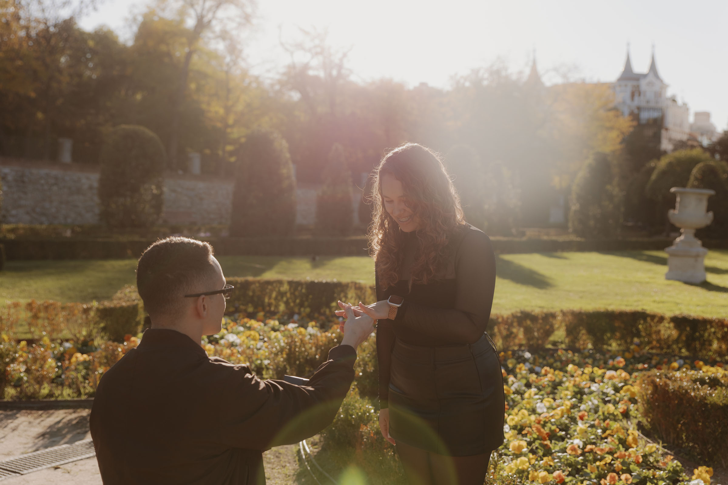 paparazzi surprise proposal photography at retiro park in madrid