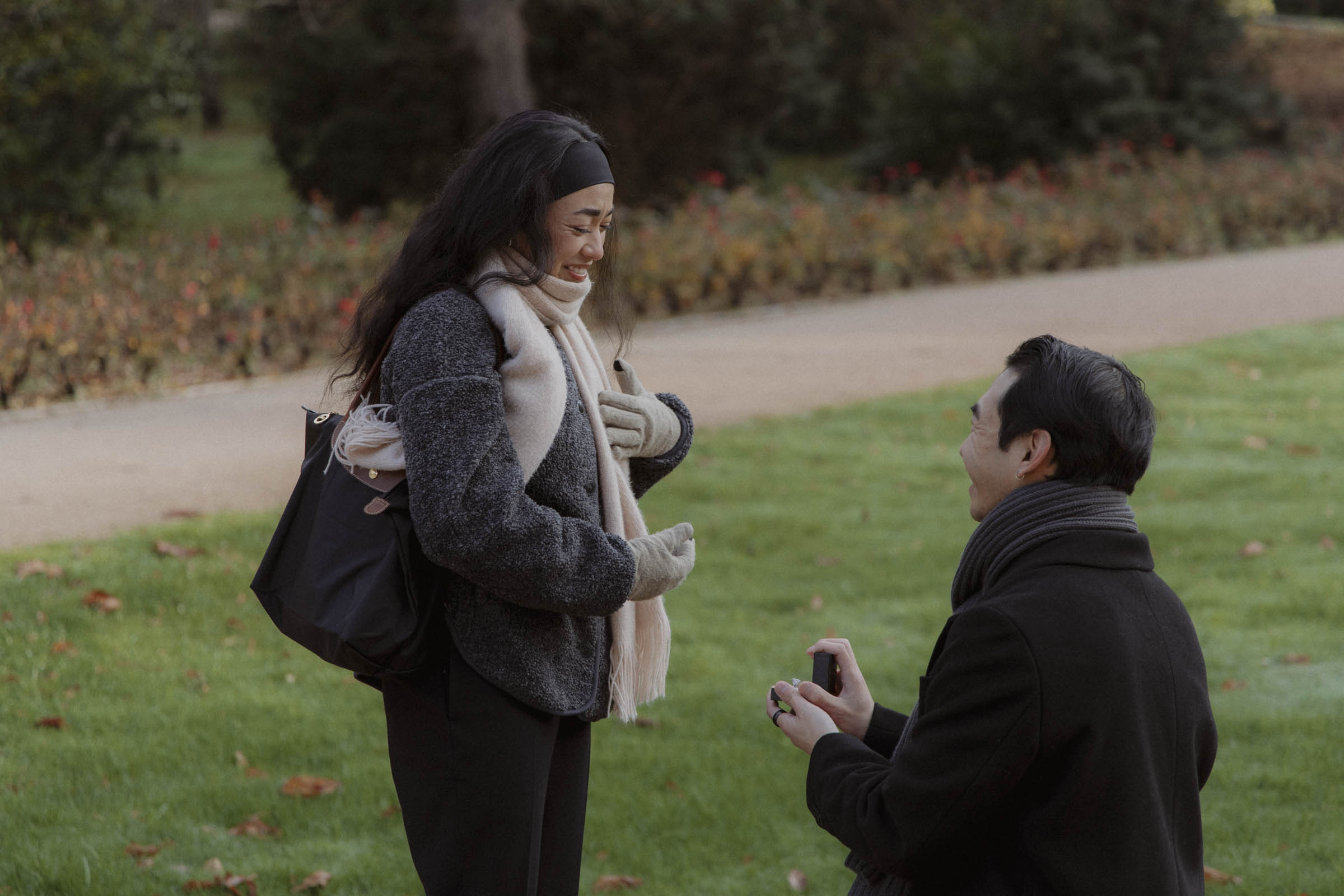 surprise proposal photographer at campo del moro gardens in madrid