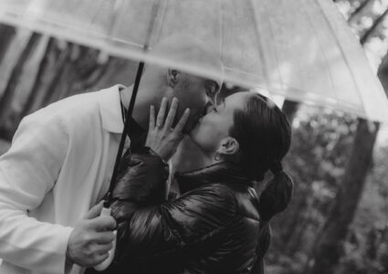 fotografia de pedida de mano con lluvia en los jardines del campo del moro de madrid