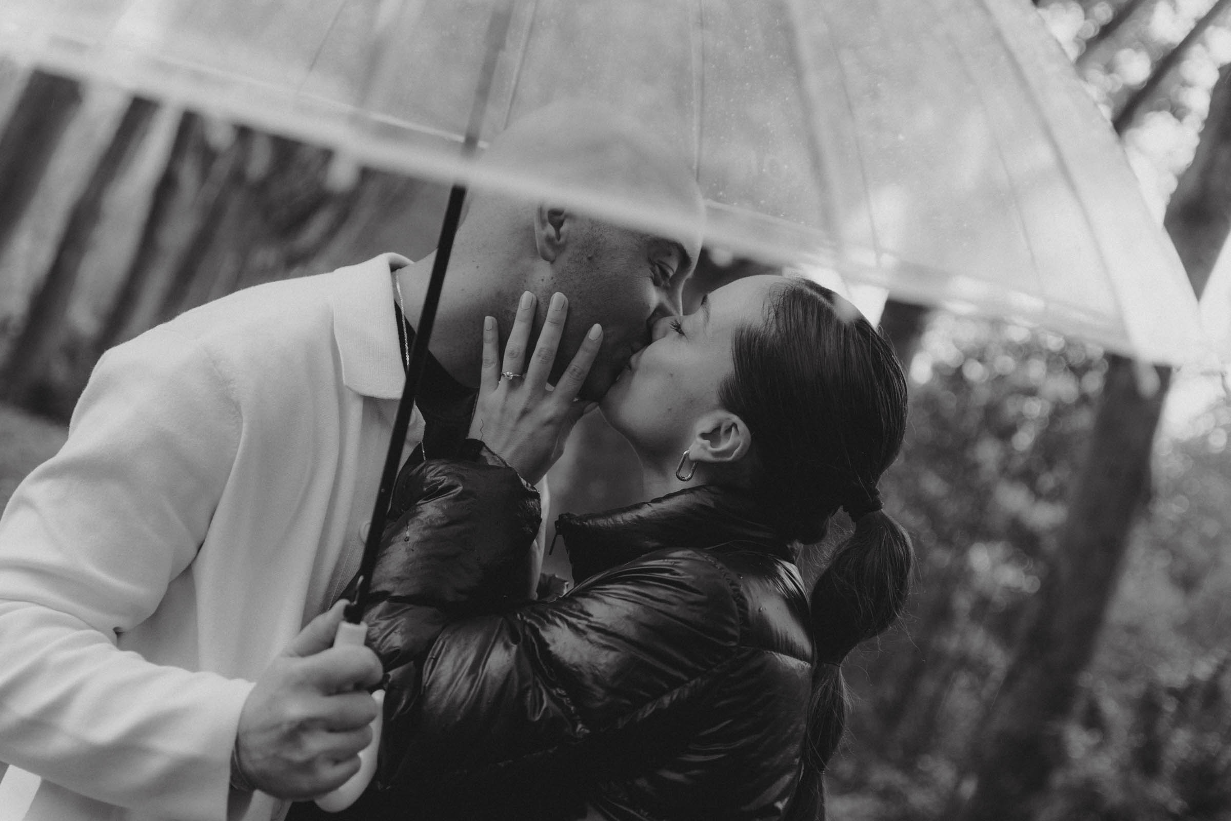 fotografia de pedida de mano con lluvia en los jardines del campo del moro de madrid
