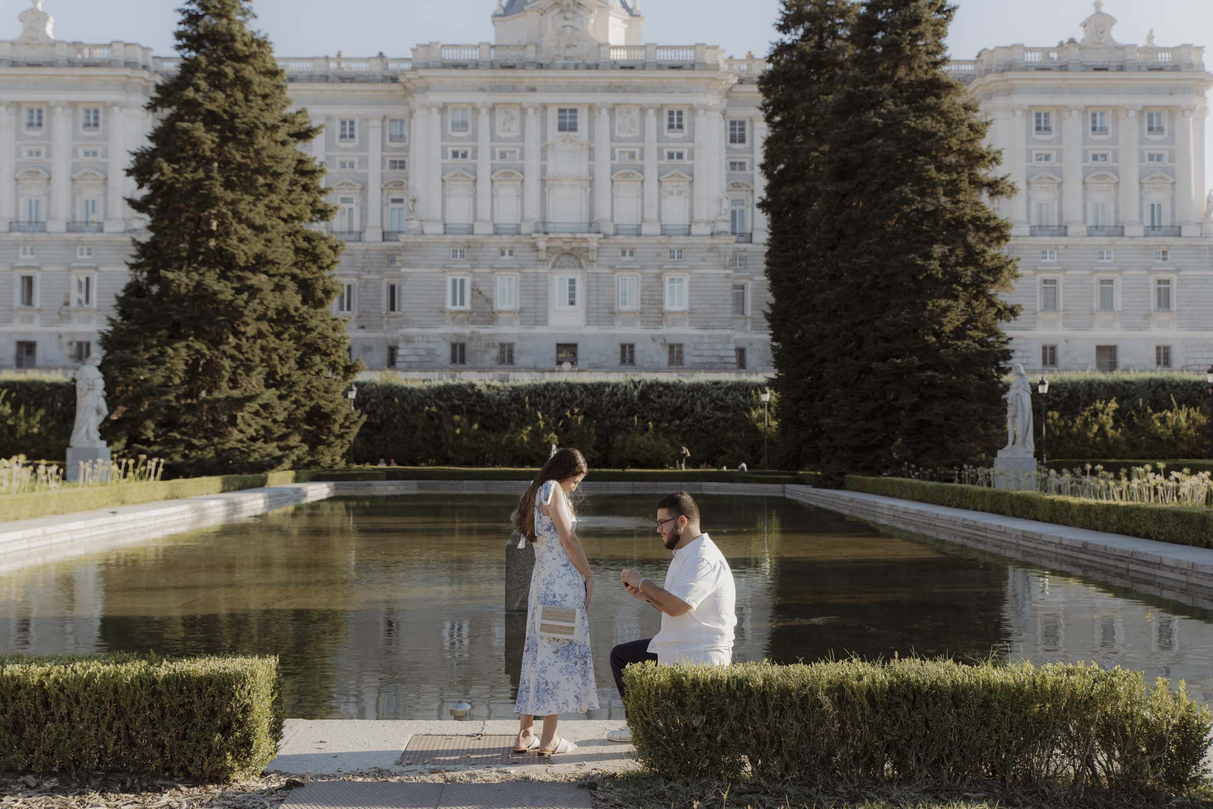 Sunset marriage proposal at Sabatini Gardens in Madrid