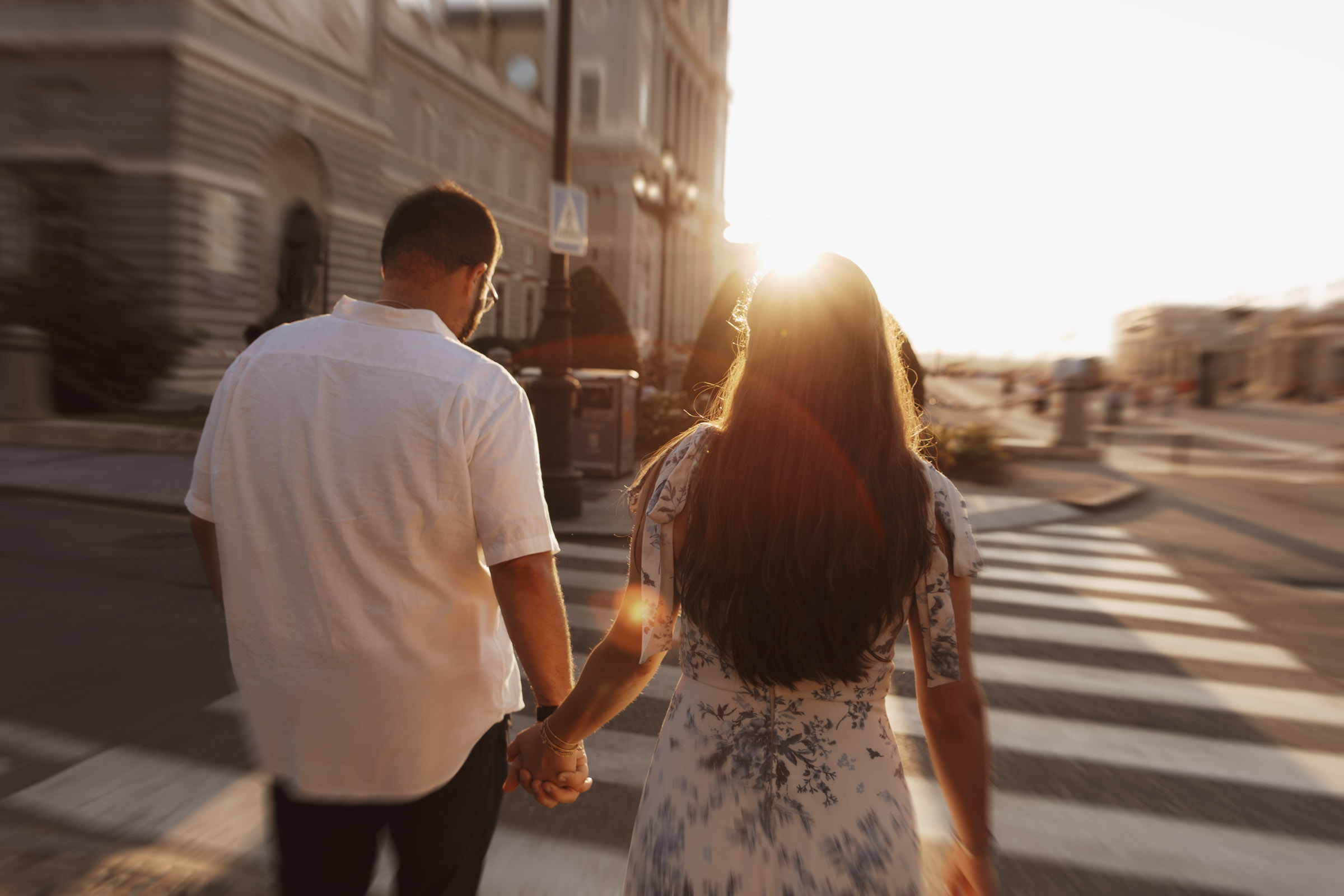 Proposal photographer capturing surprise in Madrid