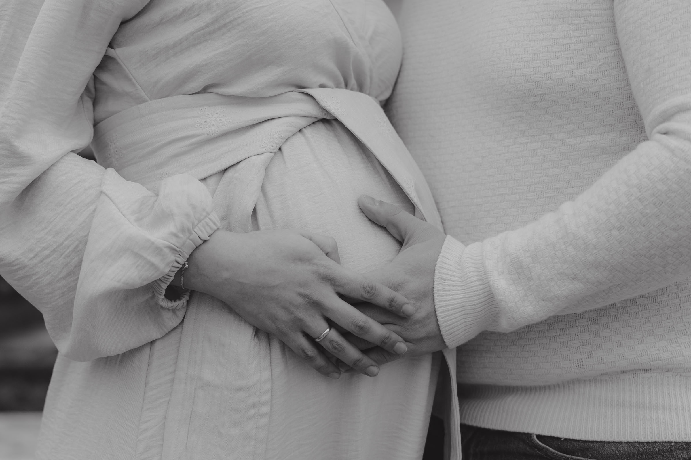 emotional and candid maternity and family photoshoots in madrid