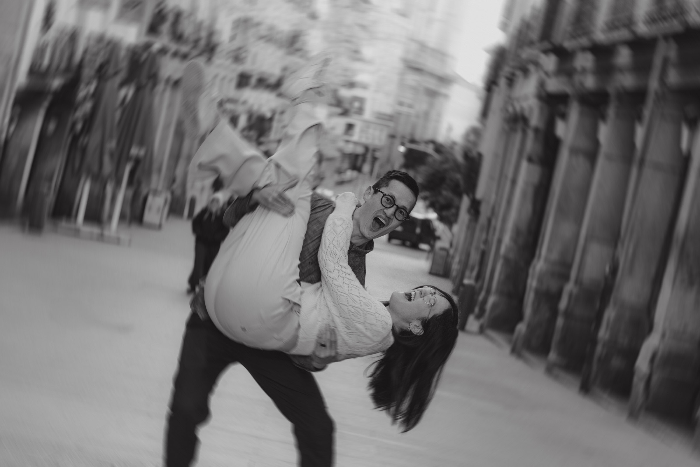 candid and natural couple photography in madrid