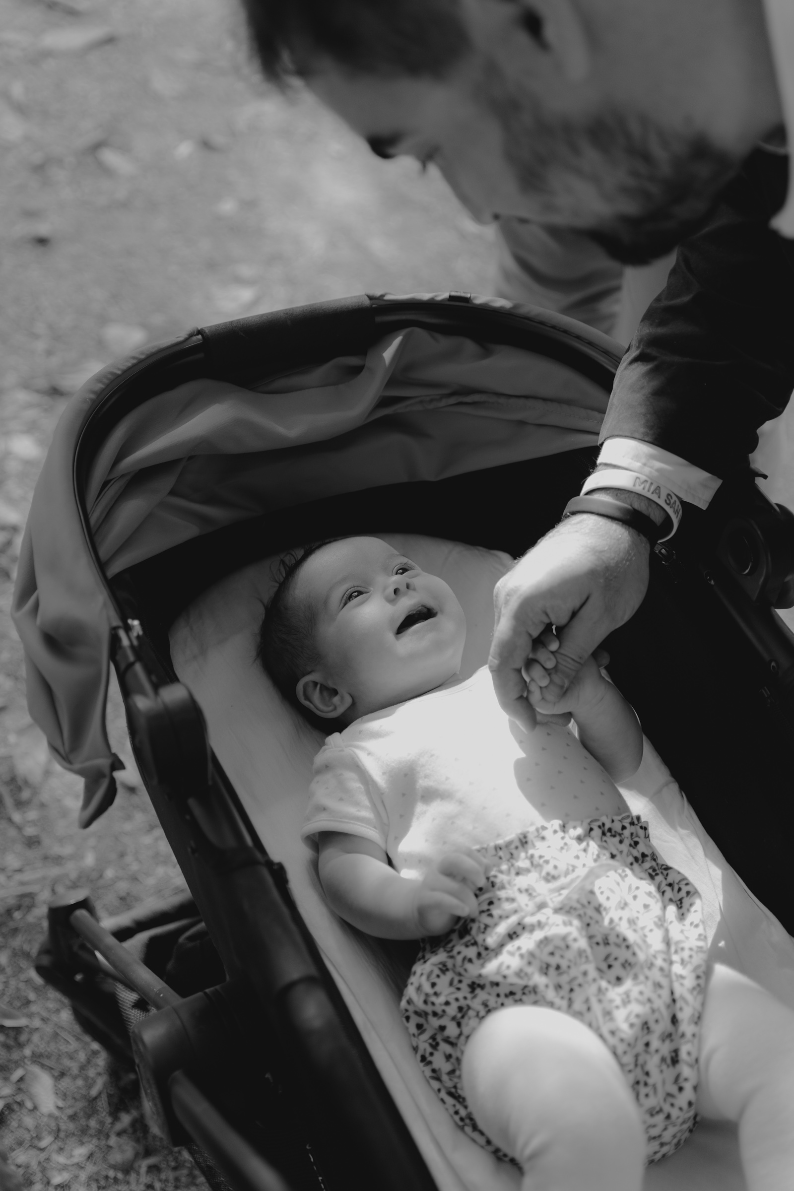 sweet and natural family moments in a family photo session in the retiro park of madrid