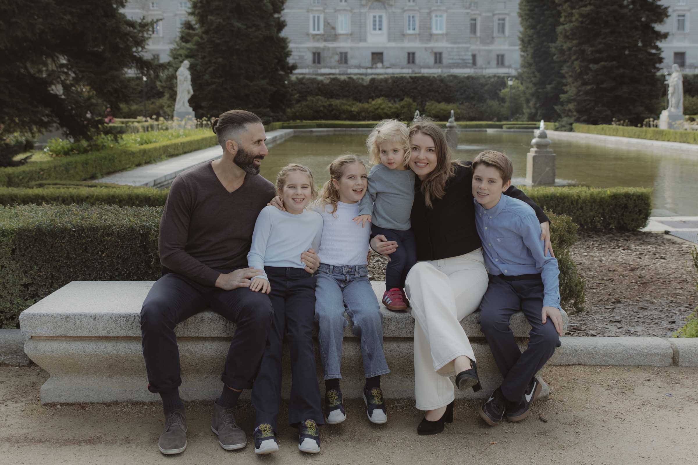family photo session in sabatini gardens in the morning, madrid