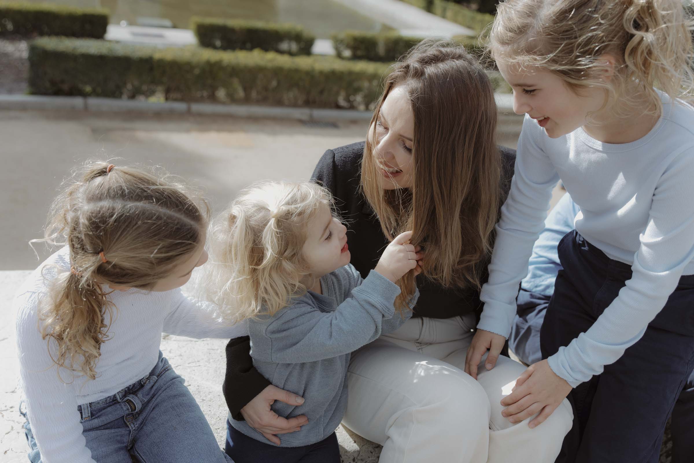 family photoshoot with the mum and the three little girls in sabatini gardens in madrid