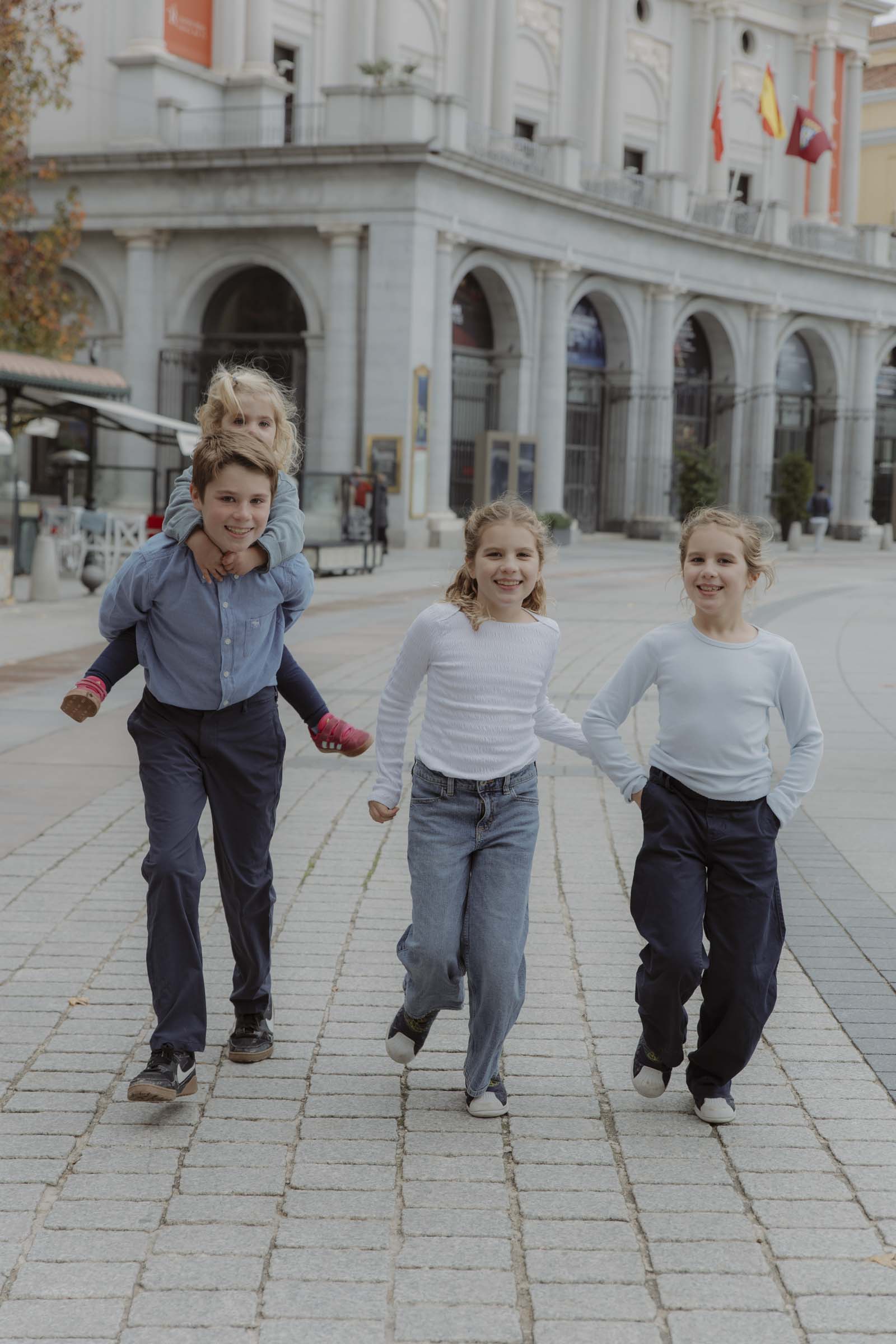 kids running during a natural and candid family photohoot in plaza de oriente, madrid