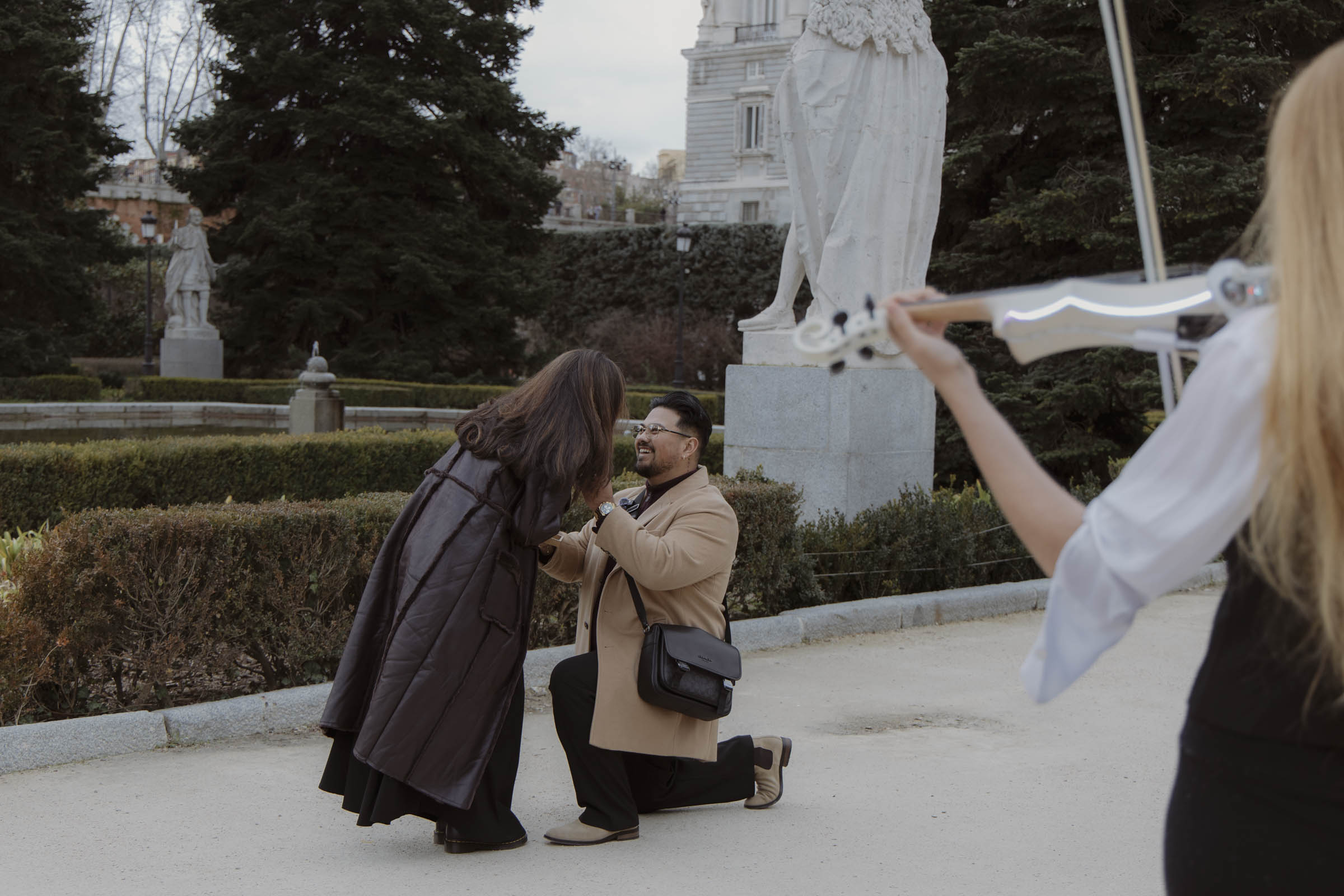 photographer-sabatini-gardens-madrid Proposal moment in Sabatini Gardens with Palacio Real Madrid with a violinist