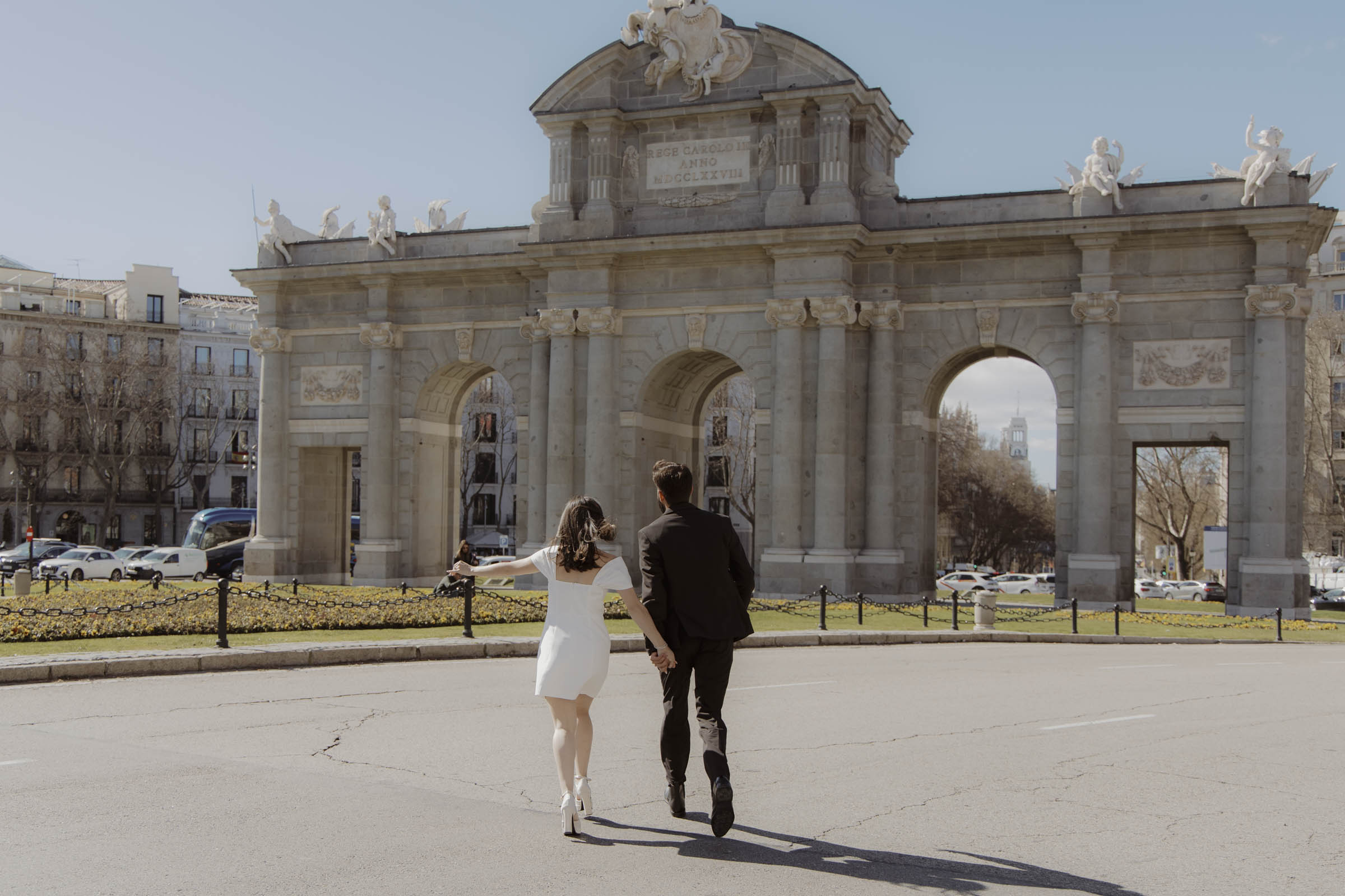engagement photo session in the puerta de alcala in madrid, spain