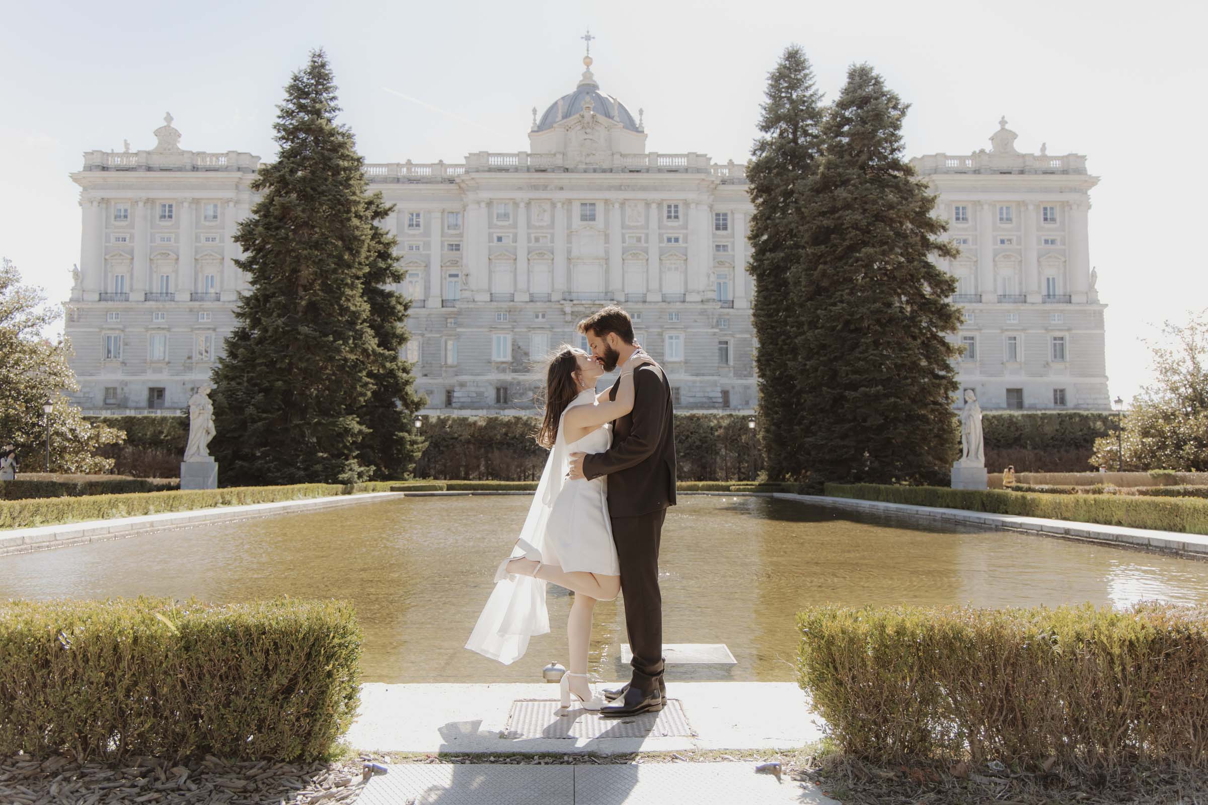 madrid-elopement-photographer elopement in the sabatini gardens with a wedding photographer