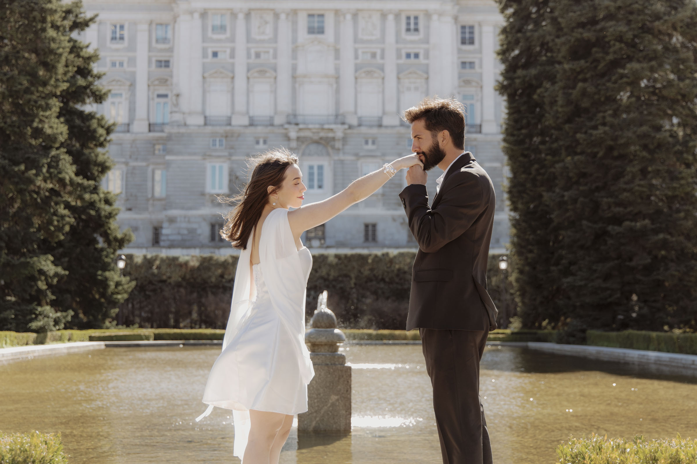 photographer-sabatini-gardens-madrid Surprise proposal in Sabatini Gardens with Royal Palace view Madrid