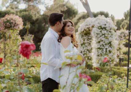 engagement photoshoot at the rose garden in may at retiro park, madrid