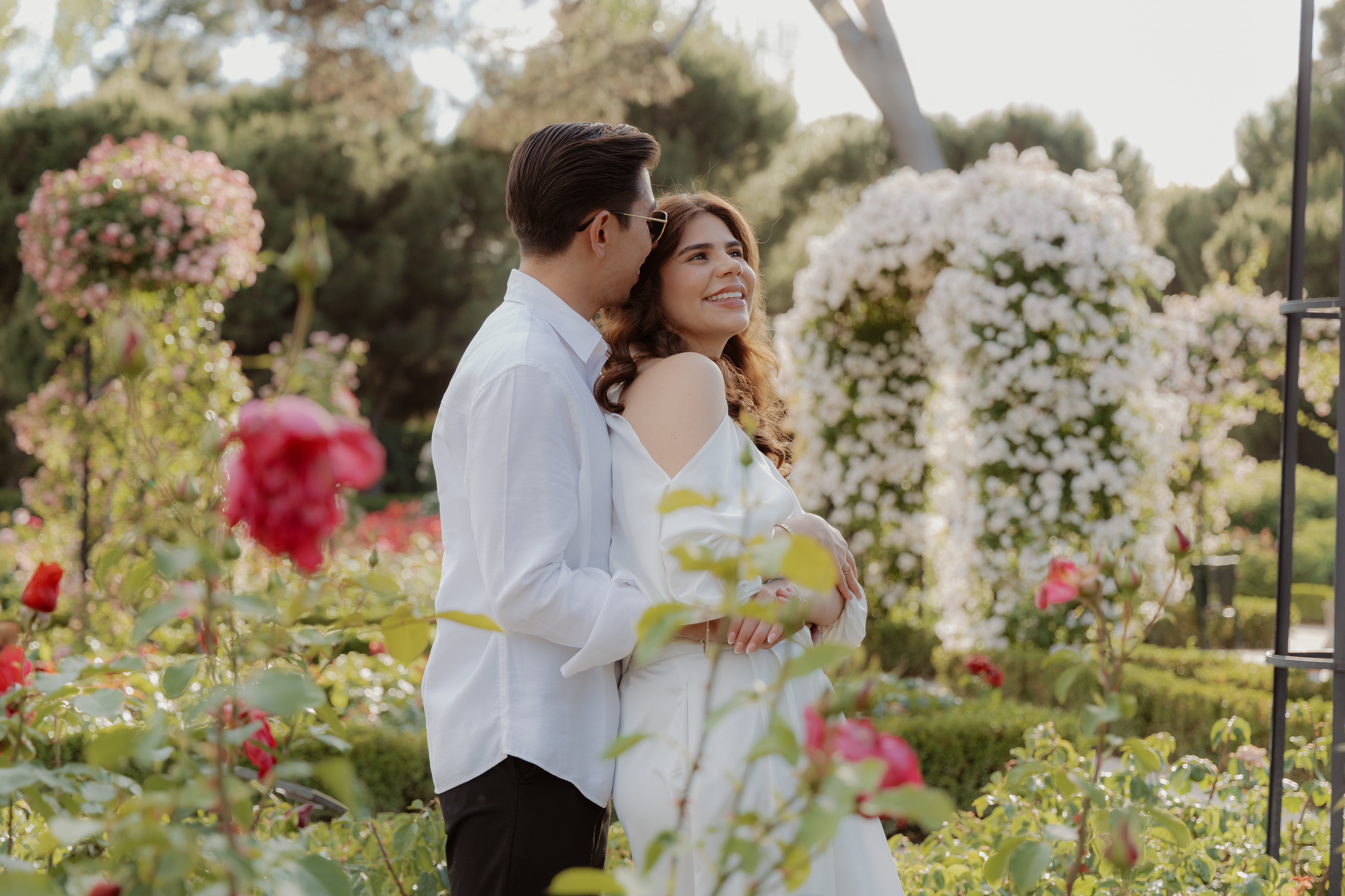 engagement photoshoot at the rose garden in may at retiro park, madrid
