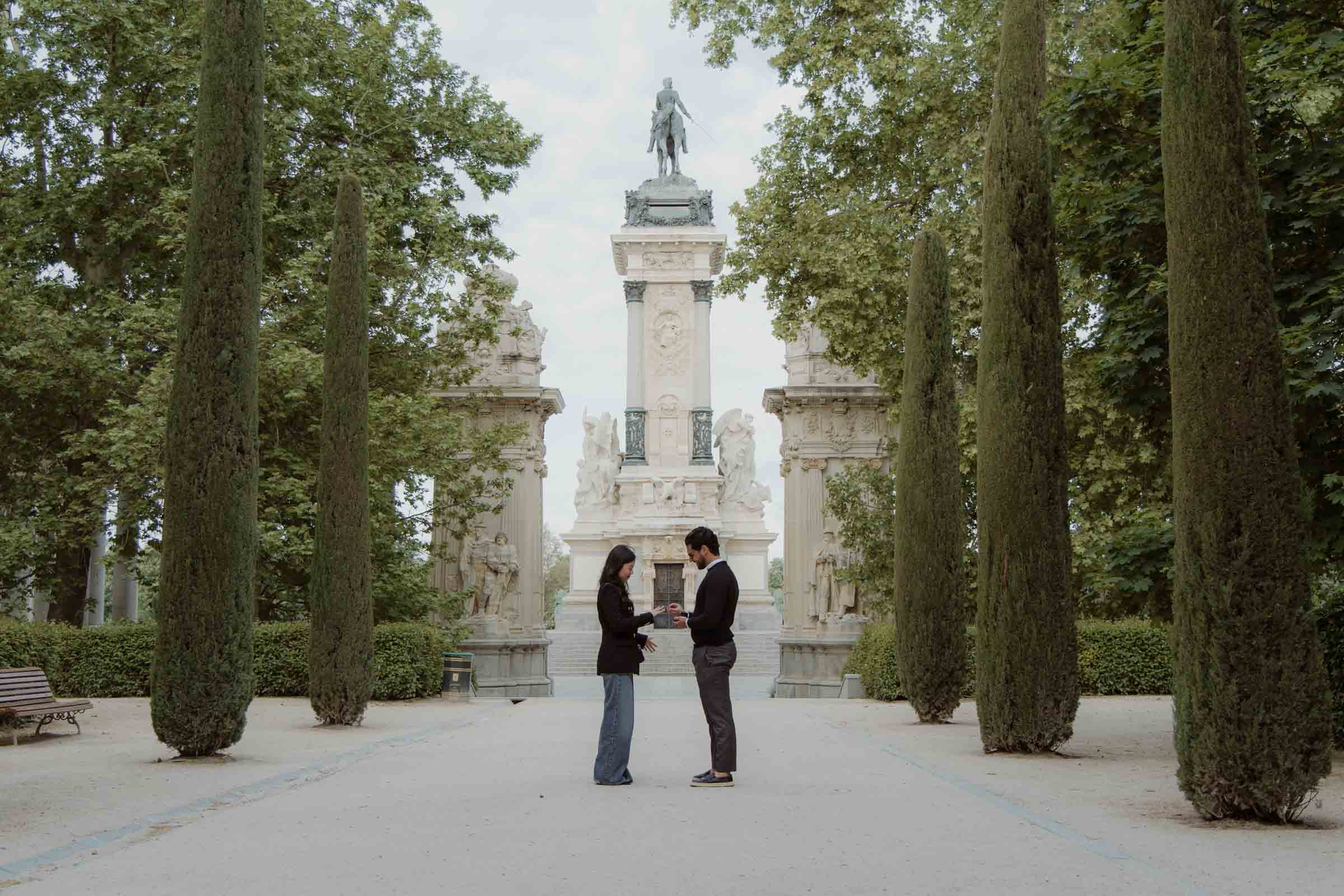 surprise proposal and engagement photographer based in Madrid with more than 10 years of experience