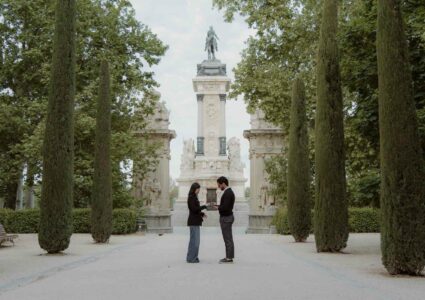 intimate surprise proposal photo session at retiro park in madrid