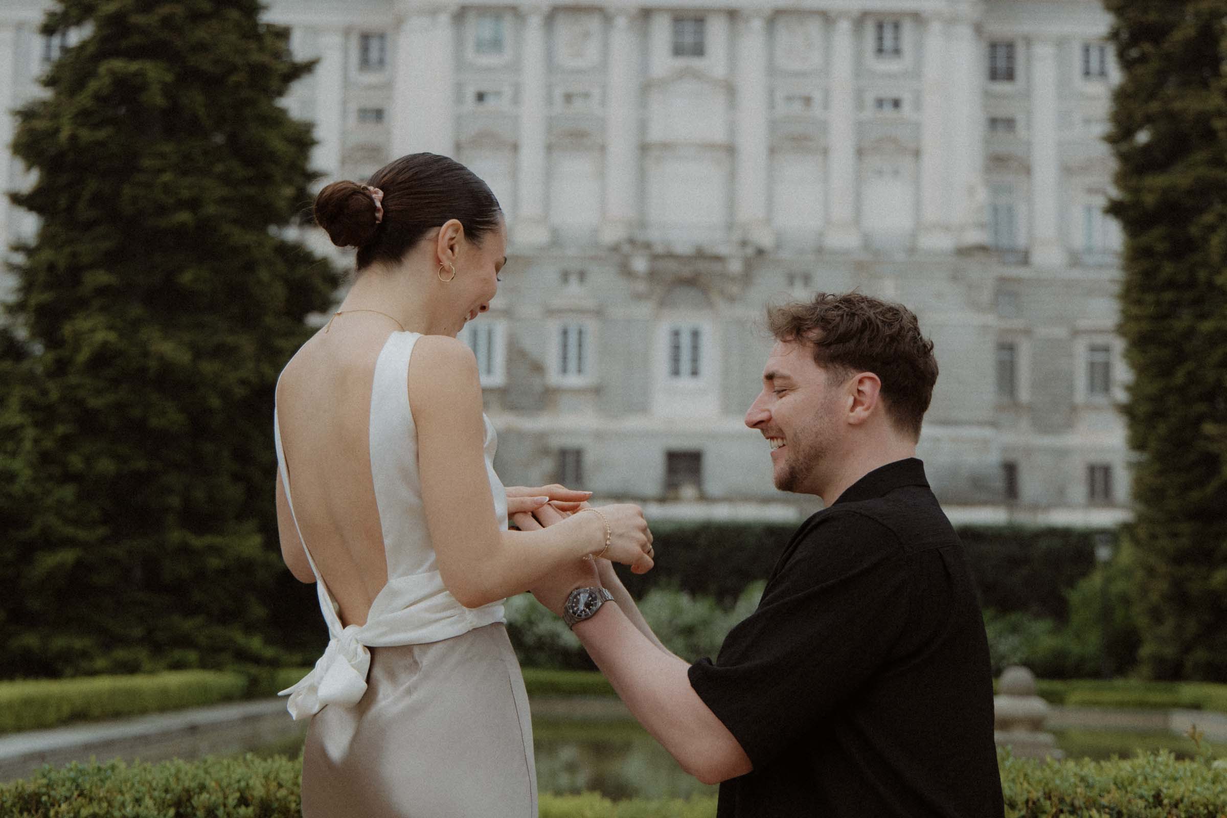 Natural and emotional marriage proposal in sabatini gardens in madrid
