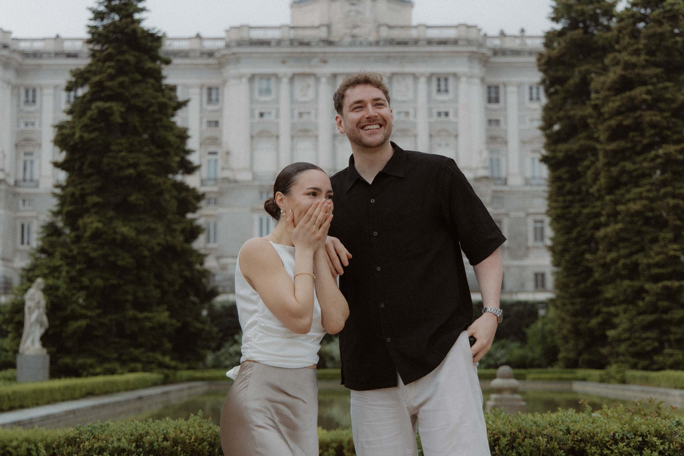 amazing and lovely surprise proposal photography with the royal palace of Madrid