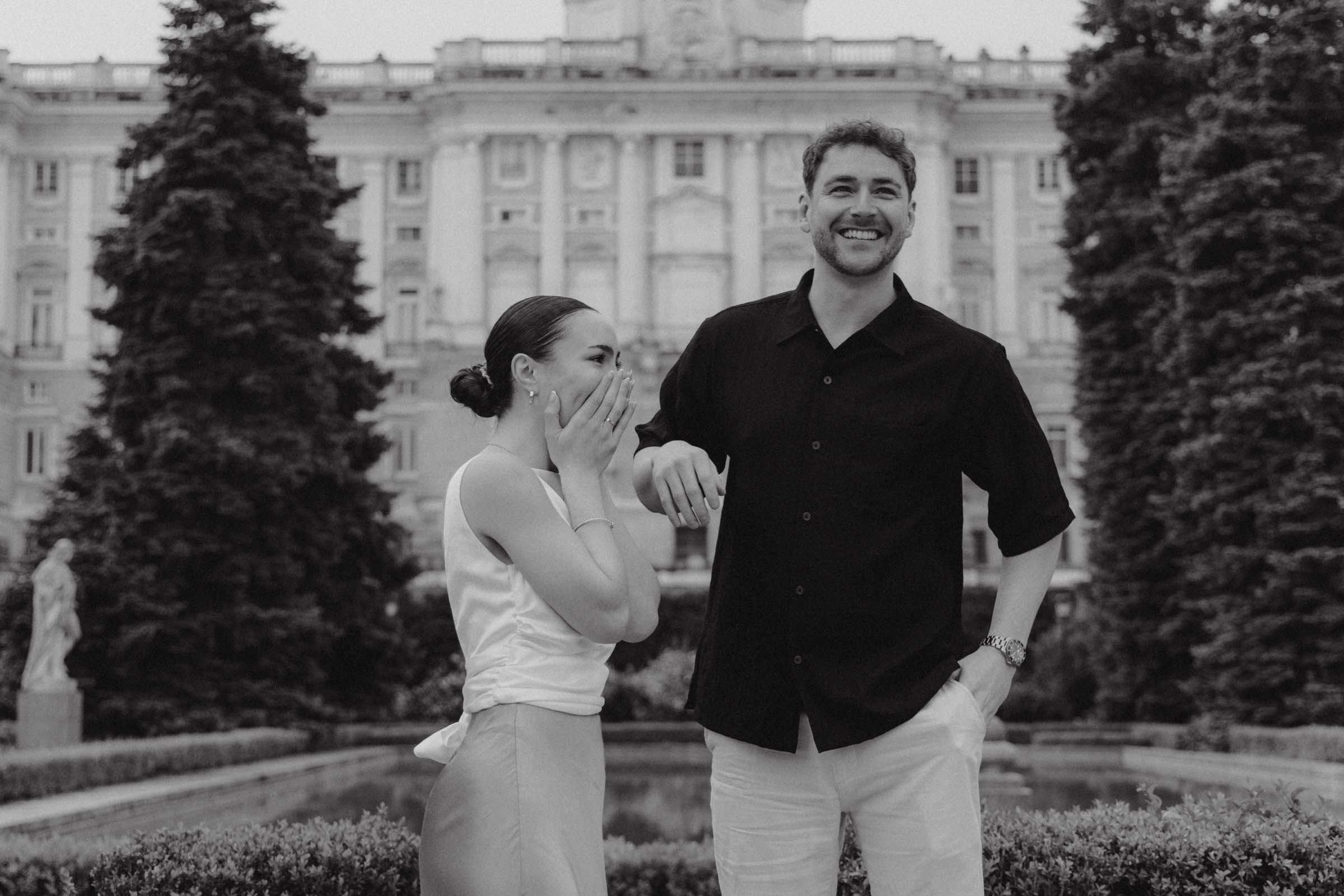Pedida de matrimonio sorpresa con fotografa capturando todo y sesion de pareja con el palacio real de fondo
