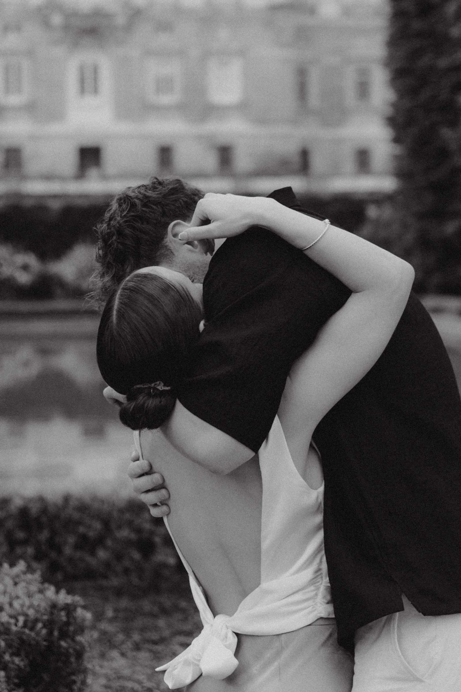 propuesta de matrimonio natural y emotiva en los jardines de sabatini de Madrid