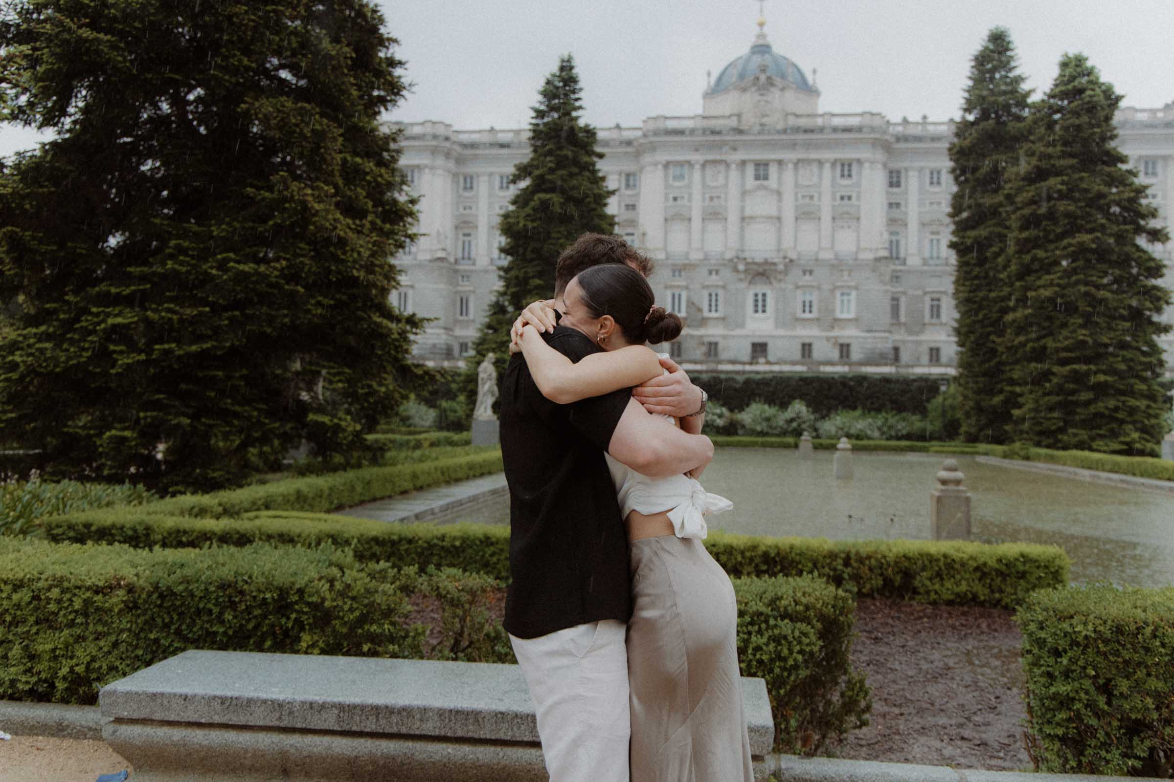 Engagement photography in sabatini gardens in madrid