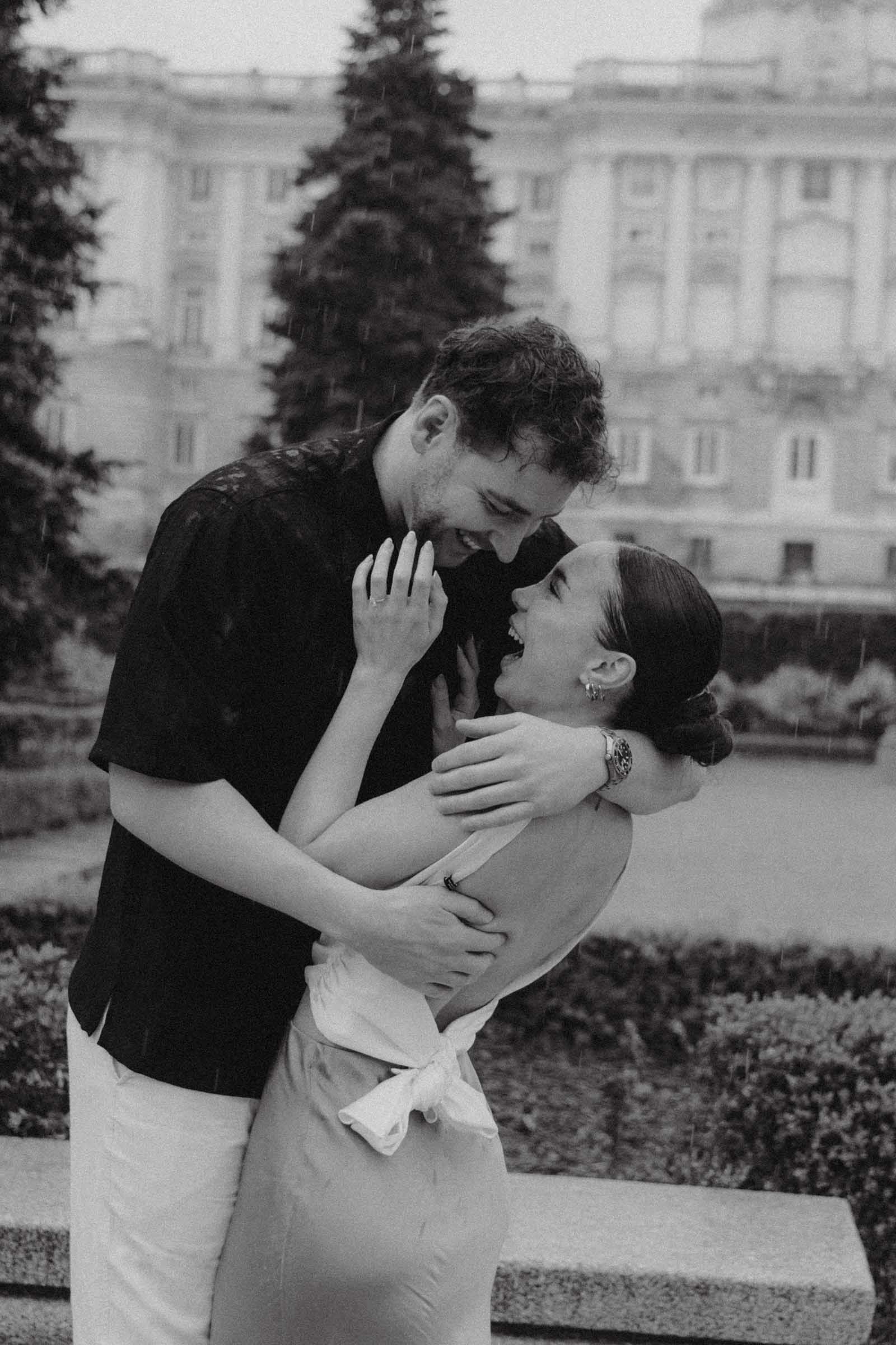 Pedida de matrimonio sorpresa con fotografa profesional capturando el momento de manera discreta en los jardines de Sabatini de Madrid